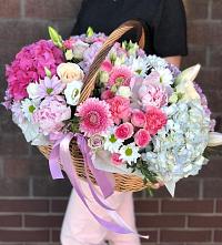 Цветочная композиция из Розы, Хризантемы, Пионы и Лизиантусы в корзине в Полетаево