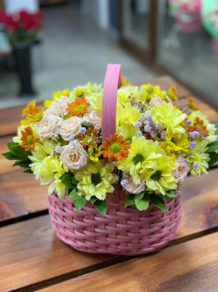 Цветочная композиция из Хризантемы и Розы в корзине в Полетаево