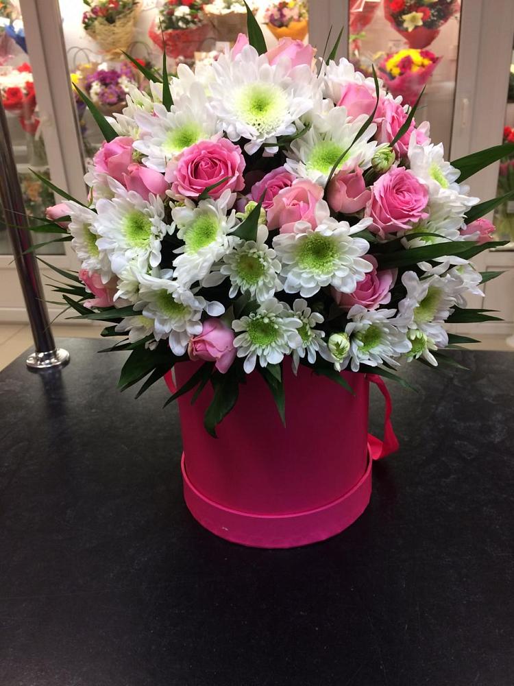 Цветочная композиция из Розы и Хризантемы в шляпной коробке в Полетаево