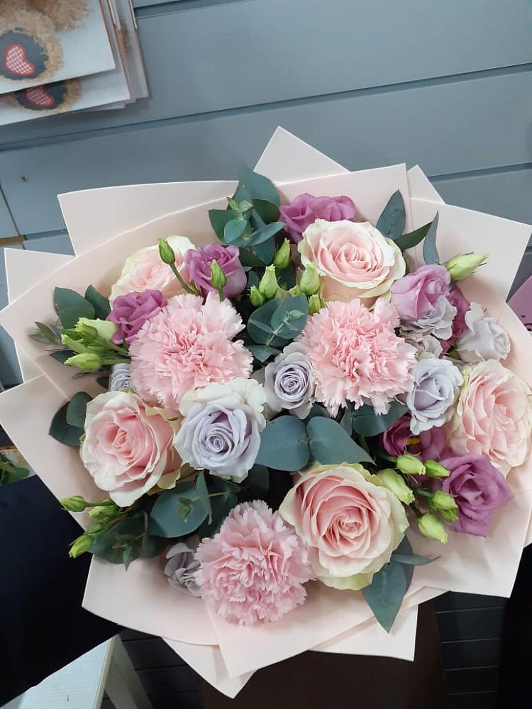 Букет цветов из: Розы, Гвоздики и Лизиантусы в Полетаево